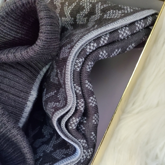 Michael Kors hat and scarf set - Picture 4 of 7